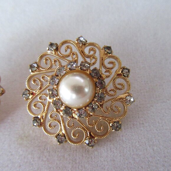 Delicate gold tone pierced earrings with faux pearl & clear rhinestones -sparkle - Picture 6 of 7